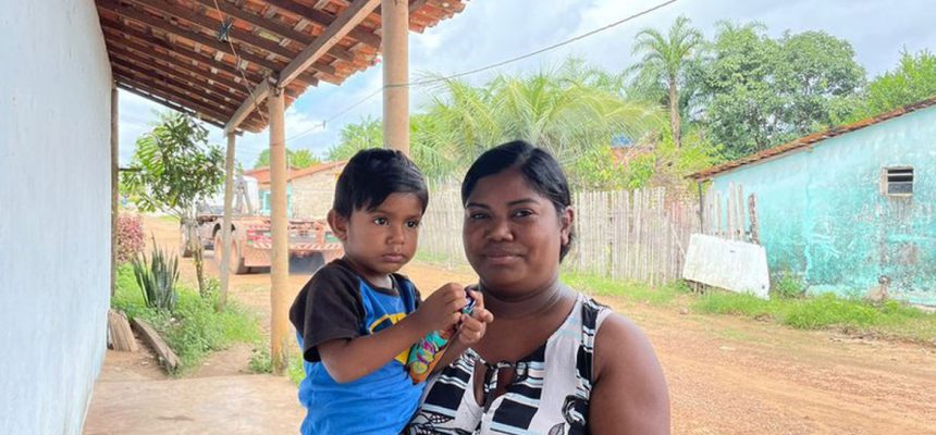 Brasília (DF) - Bolsa Família inclui um milhão de famílias e bate recorde de valor médio: R$ 672,45. - Francilene e Marcelo em Garrafão do Norte (PA): adicional de R$ 150 amplia cardápios. Fotos: Fábia Prates/Secom