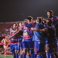 elenco-comemora-gol-de-lucero-no-morumbi-contra-o-sao-paulo-1200x800