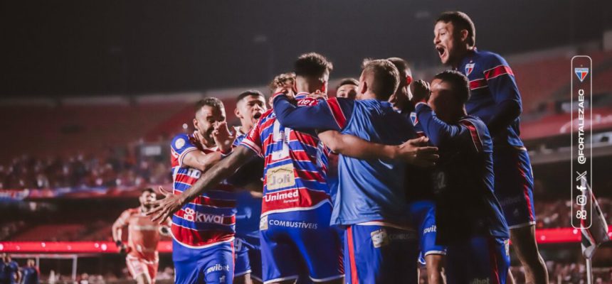 elenco-comemora-gol-de-lucero-no-morumbi-contra-o-sao-paulo-1200x800