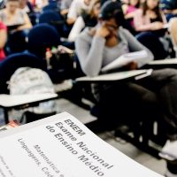 Alunos do sistema de ensino COC fazem simulado do Enem.