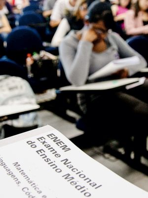 Alunos do sistema de ensino COC fazem simulado do Enem.